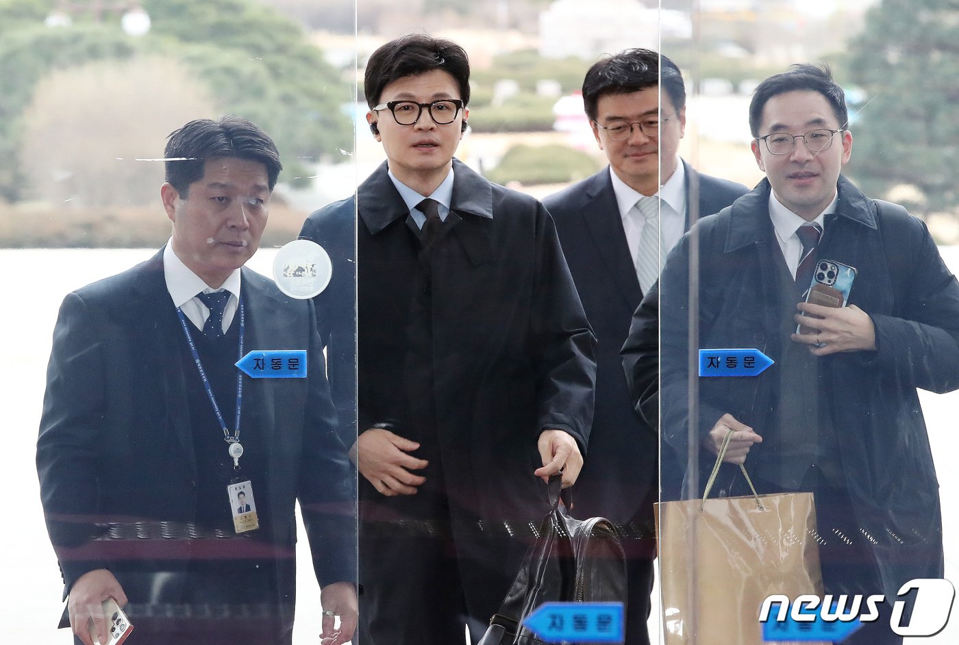 본문 이미지 - 한동훈 법무부 장관이 19일 오후 서울 여의도 국회에서 열리는 법제사법위원회 전체회의에 참석하기 위해 이동하고 있다. 2023.12.19/뉴스1 ⓒ News1 임세영 기자