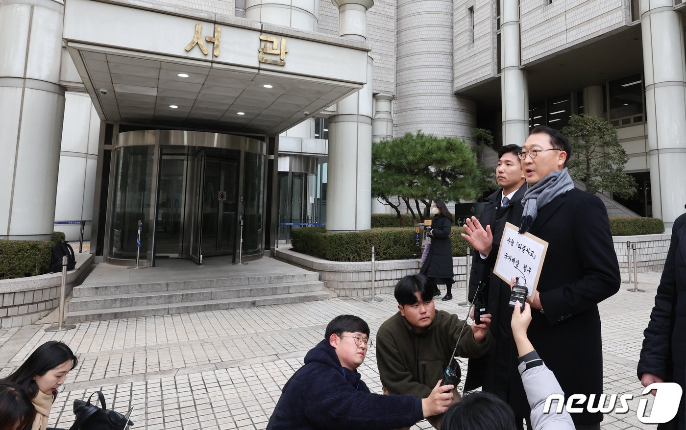 본문 이미지 - 김우석 명진 대표 변호사가 19일 서울 서초구 서울중앙지방법원에 2023년 수능 경동고 타종 사고 국가배상 청구를 하기 앞서 취재진의 질의에 답하고 있다. 2023.12.19/뉴스1 ⓒ News1 허경 기자
