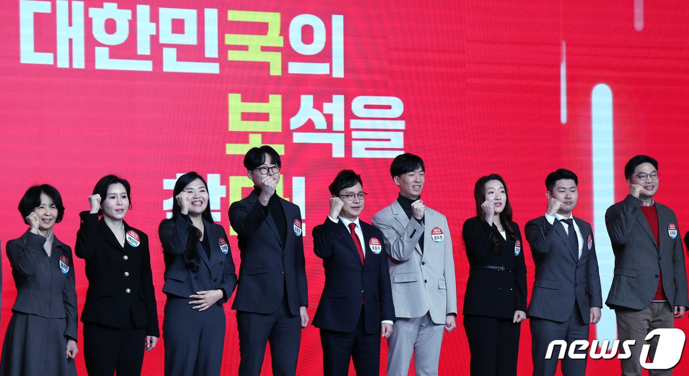 본문 이미지 - 19일 오후 서울 강서구 ASSA 스튜디오에서 열린 국민의힘 ‘대한민국의 보석을 찾다’ 국민인재 토크콘서트에서 9명의 국민인재들이 기념 촬영을 하고 있다. 왼쪽부터 최수진, 채상미, 정혜림, 심성훈, 호준석, 윤도현, 공지연, 김금혁, 임형준 국민인재. 2023.12.19/뉴스1 ⓒ News1 박정호 기자