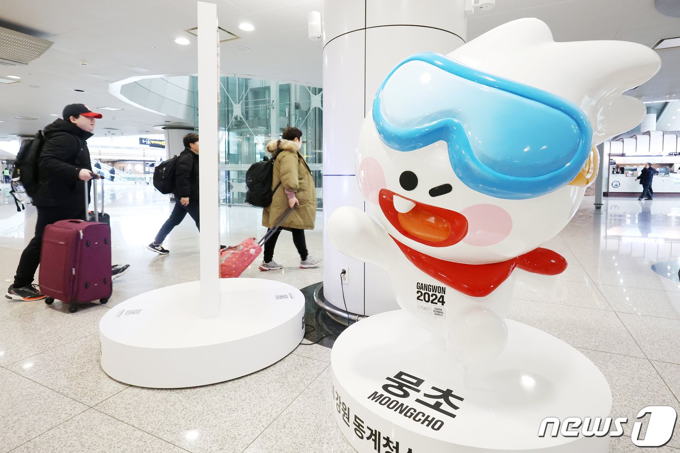 본문 이미지 - 인천공항 제1터미널에 설치된 2024 강원동계청소년올림픽 홍보 조형물.(자료사진)ⓒ News1 DB