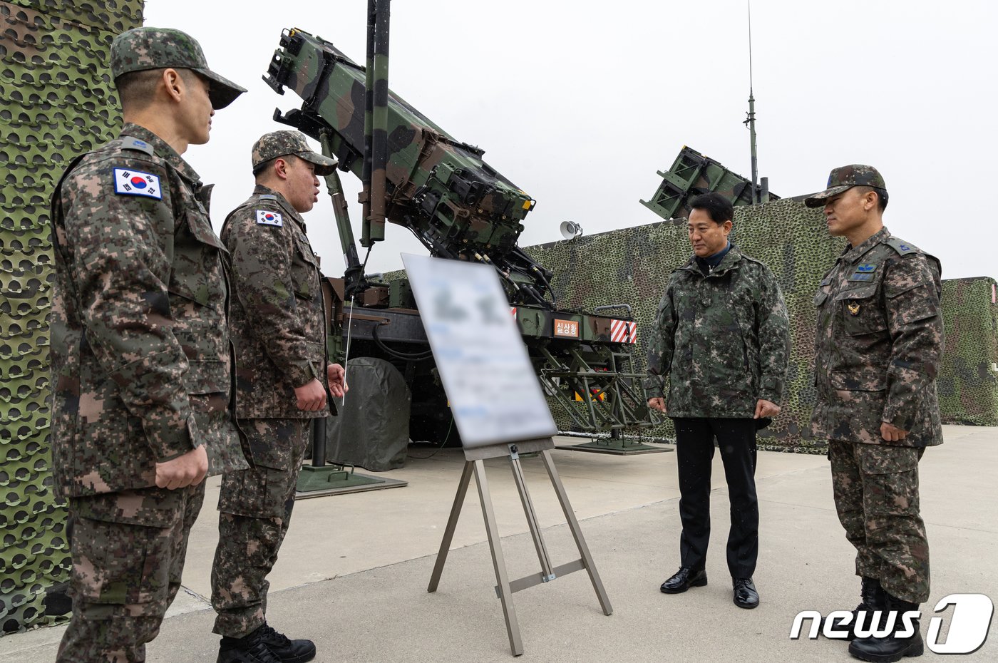 오세훈 서울시장이 19일 오후 공군 제3미사일방어여단을 방문해 군 관계자로부터 패트리어트 발사대에 대한 설명을 듣고 있다. 2023.12.19/뉴스1 ⓒ News1 이재명 기자