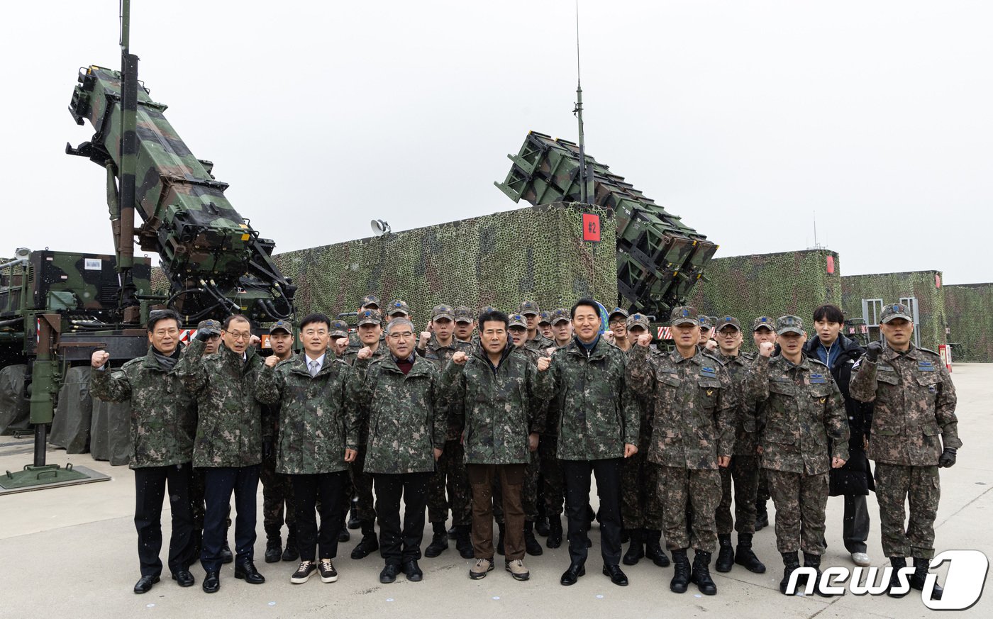 오세훈 서울시장이 19일 오후 공군 제3미사일방어여단을 방문해 군 장병들과 패트리어트 발사대를 배경으로 기념 촬영을 하고 있다. 2023.12.19/뉴스1 ⓒ News1 이재명 기자