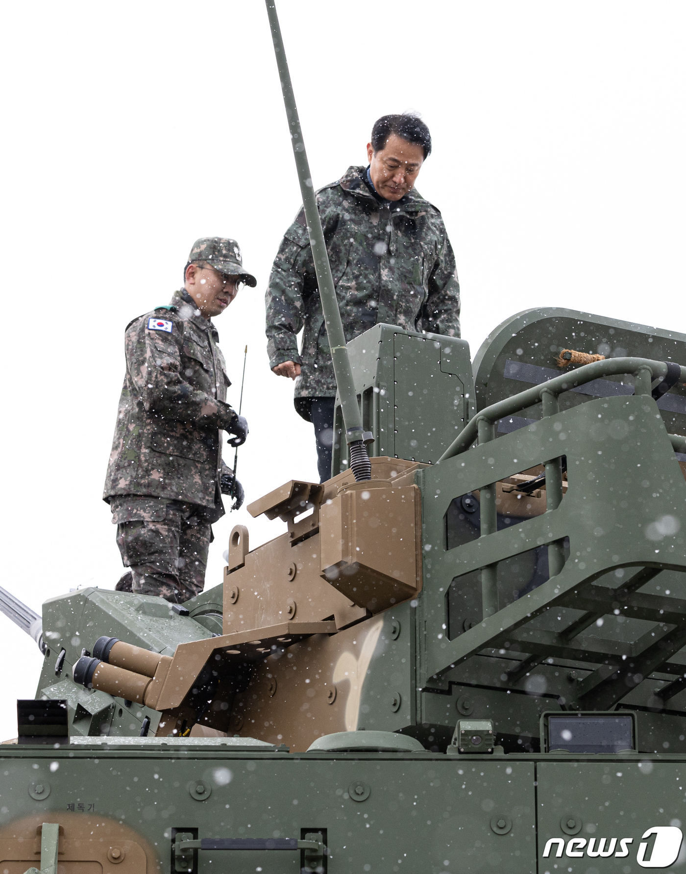 (서울=뉴스1) 이재명 기자 = 오세훈 서울시장이 19일 오후 육군 제1방공여단을 방문해 신형 30mm 차륜형대공포 '천호'에 탑승하고 있다. 2023.12.19/뉴스1