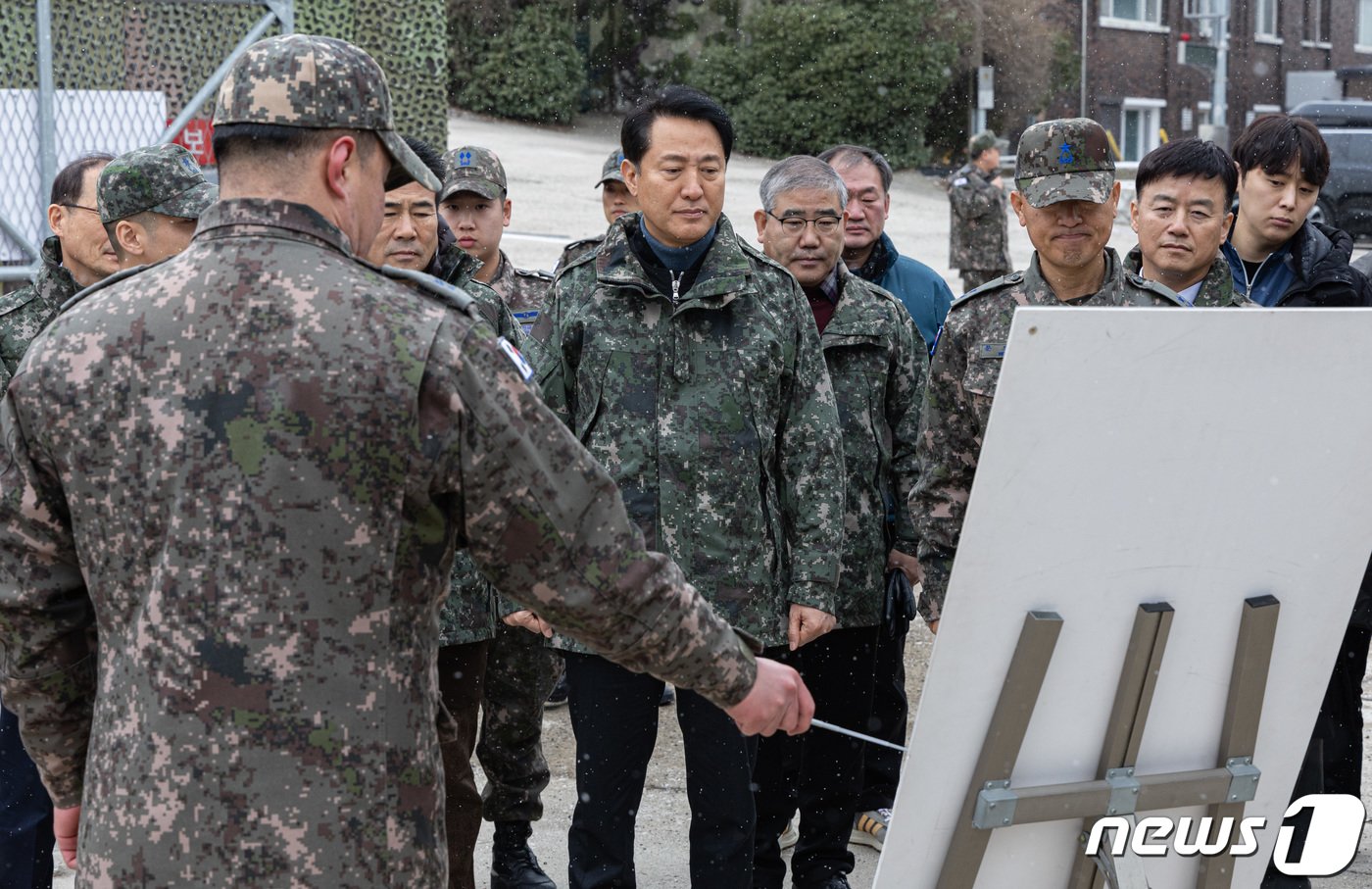 오세훈 서울시장이 19일 오후 공군 제3미사일방어여단을 방문해 군 관계자로부터 패트리어트 발사대에 대한 설명을 듣고 있다. 2023.12.19/뉴스1 ⓒ News1 이재명 기자