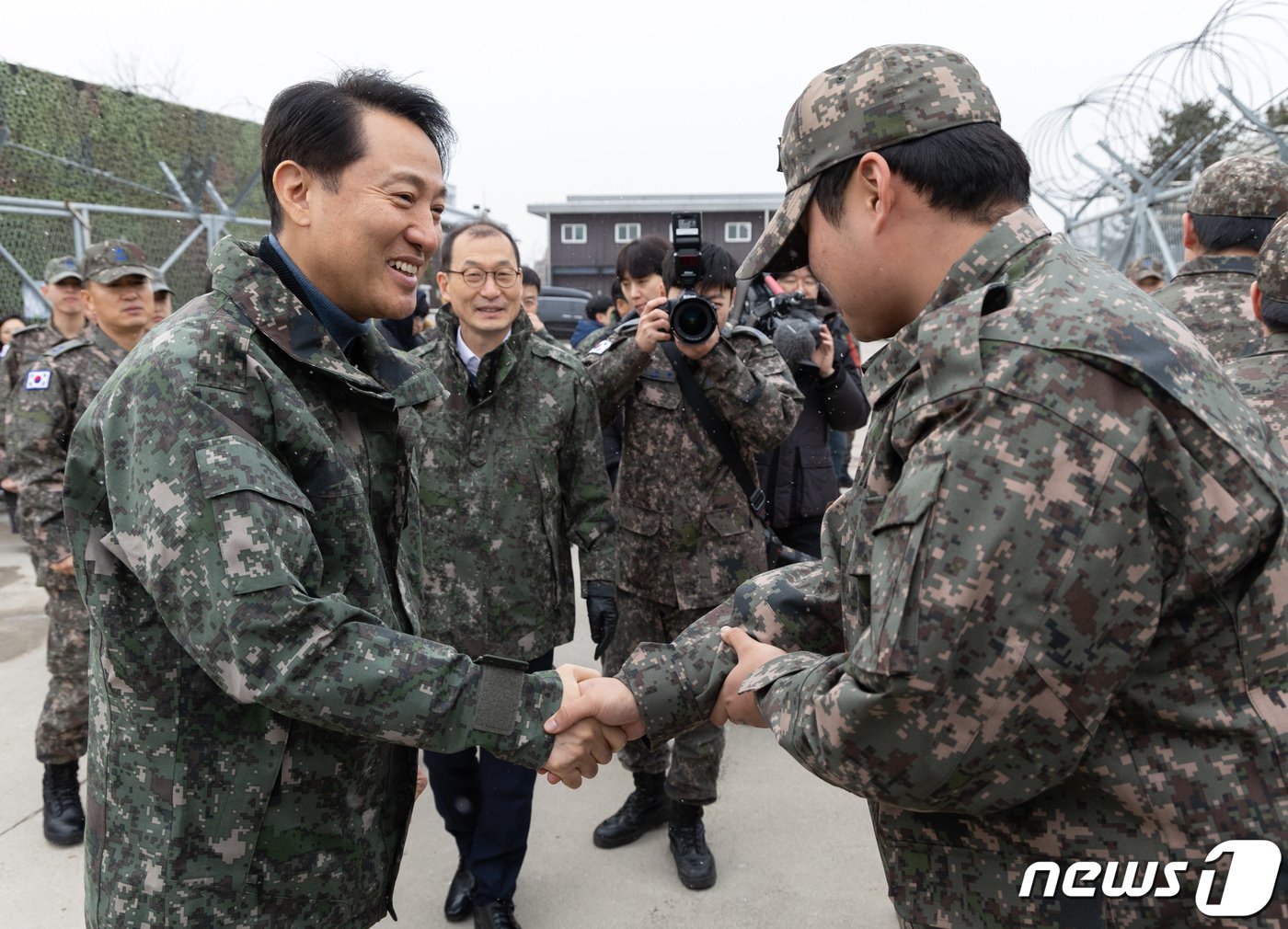 오세훈 서울시장이 19일 오후 공군 제3미사일방어여단을 방문해 패트리어트 발사대에 대한 설명을 들은 후 군 장병들과 악수하고 있다. 2023.12.19/뉴스1 ⓒ News1 이재명 기자