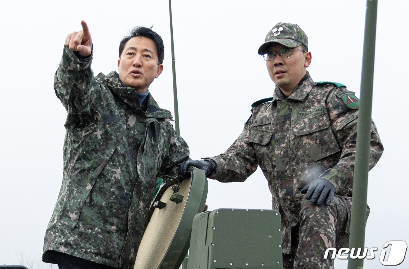 오세훈 서울시장이 19일 오후 육군 제1방공여단을 방문해 군 관계자로부터 신형 30mm 차륜형대공포 &#39;천호&#39;에 대한 설명을 듣고 있다. 2023.12.19/뉴스1 ⓒ News1 이재명 기자