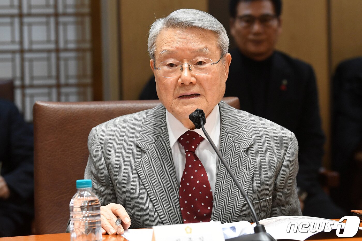 본문 이미지 - 라종일 동국대 석좌교수가 제25회 백봉신사상 시상식에서 인사말을 하고 있다. (자료사진) 2023.12.19 ⓒ 뉴스1 임세영 기자