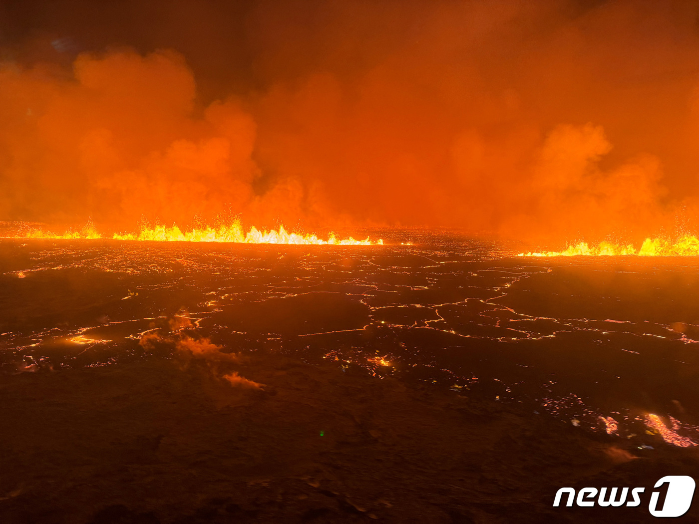 (레이캬비크 반도 로이터=뉴스1) 정지윤 기자 = 아이슬란드 남서부 레이캬비크 반도의 그린다비크 지역 북부에서 발생한 화산 폭발로 19일(현지시간) 일대가 용암으로 뒤덮인 가운데 …