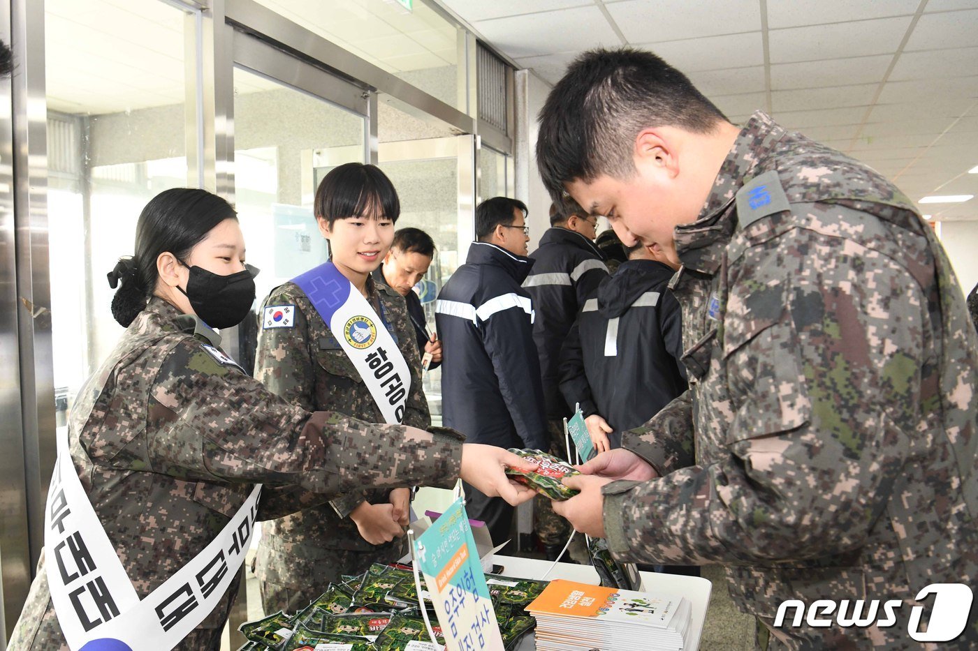 공군 제1전투비행단이 연말연시 건전한 음주문화 조성을 위한 &#39;절주 캠페인&#39;을 펼치고 있다.&#40;1전비 제공&#41; 2023.12.19