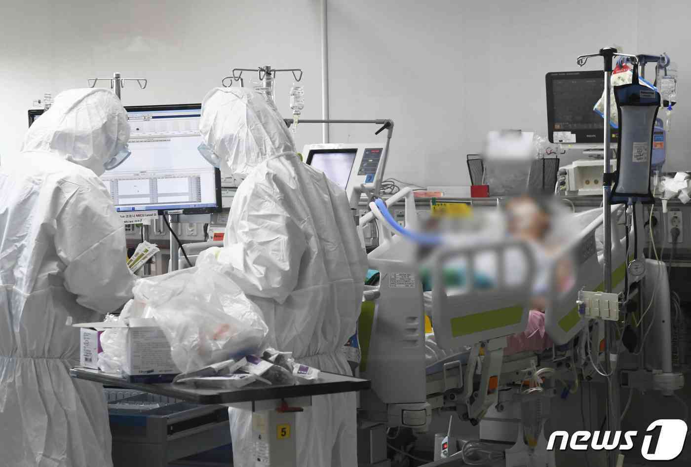 본문 이미지 - 코로나19 팬데믹 당시 코로나19 중증 감염환자를 돌보는 집중치료실에서 의료진들이 환자의 상태를 체크하고 있다. 2021.12.22/뉴스1 ⓒ News1 송원영 기자