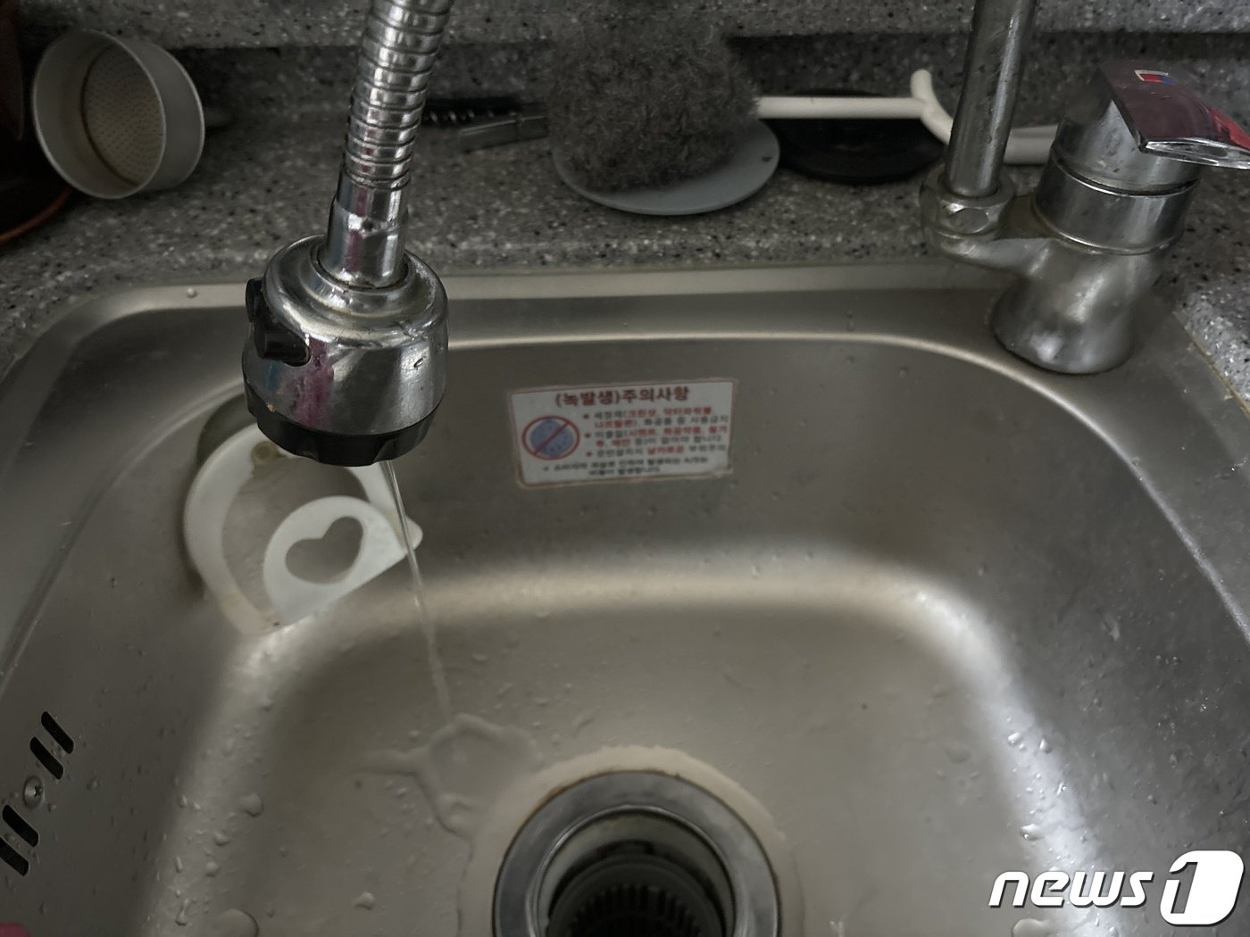 본문 이미지 - (동파 예방을 위해 싱크대 물을 틀어둔 모습. 인터뷰이 제공.)