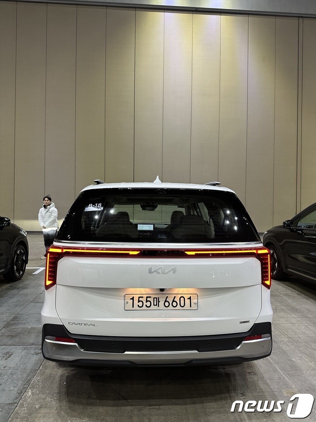 본문 이미지 -  신형 카니발 하이브리드 뒷모습.ⓒ 뉴스1 이동희 기자