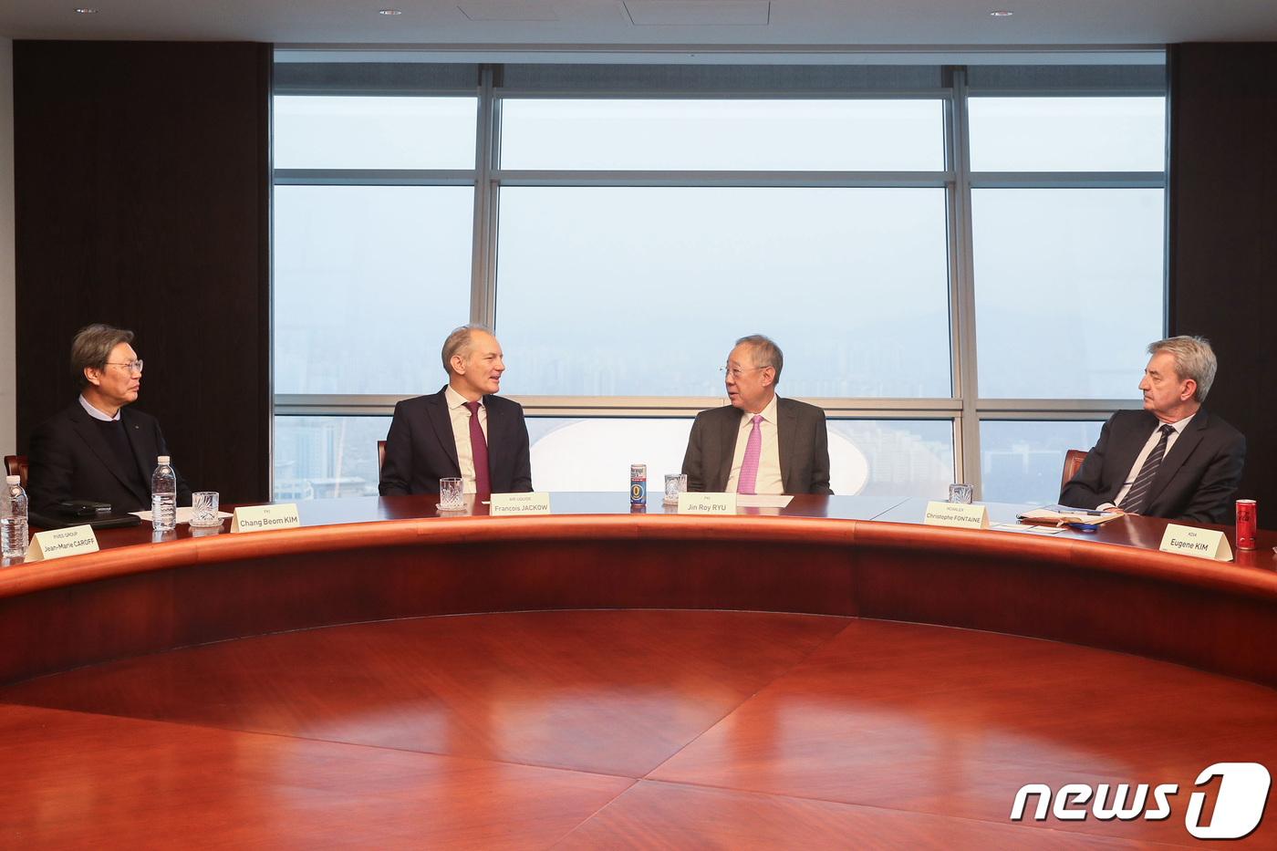 (서울=뉴스1) = 류진 한국경제인협회 회장이 19일 서울 영등포구 여의도동 FKI타워에서 MEDEF International(프랑스 산업연합) 방한단을 접견하고 있다. (한국경제 …