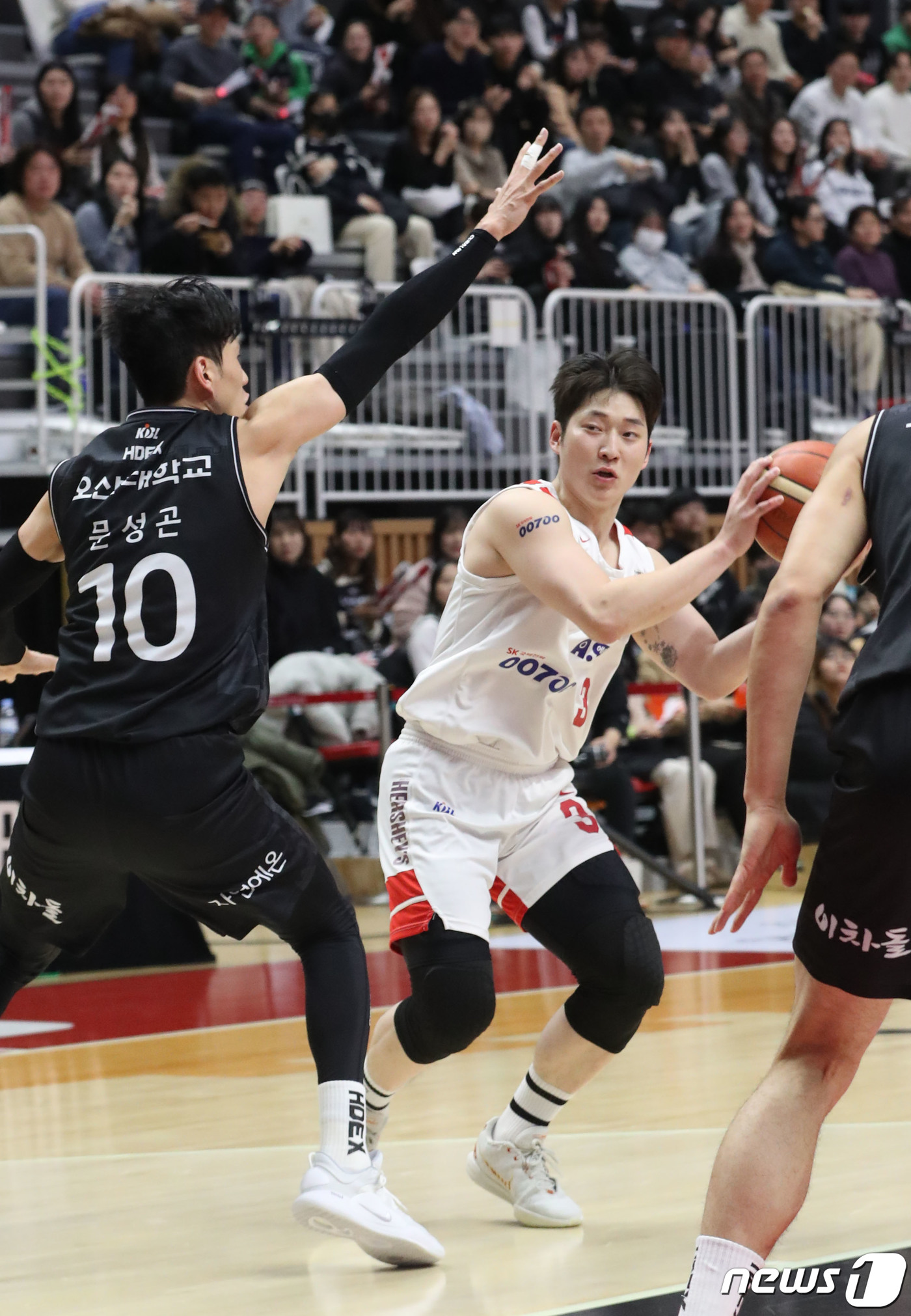 (수원=뉴스1) 김영운 기자 = 19일 오후 경기 수원시 권선구 수원KT소닉붐아레나에서 열린 '2023-2024 정관장 프로농구' 수원 KT 소닉붐과 서울 SK 나이츠의 경기에서 …
