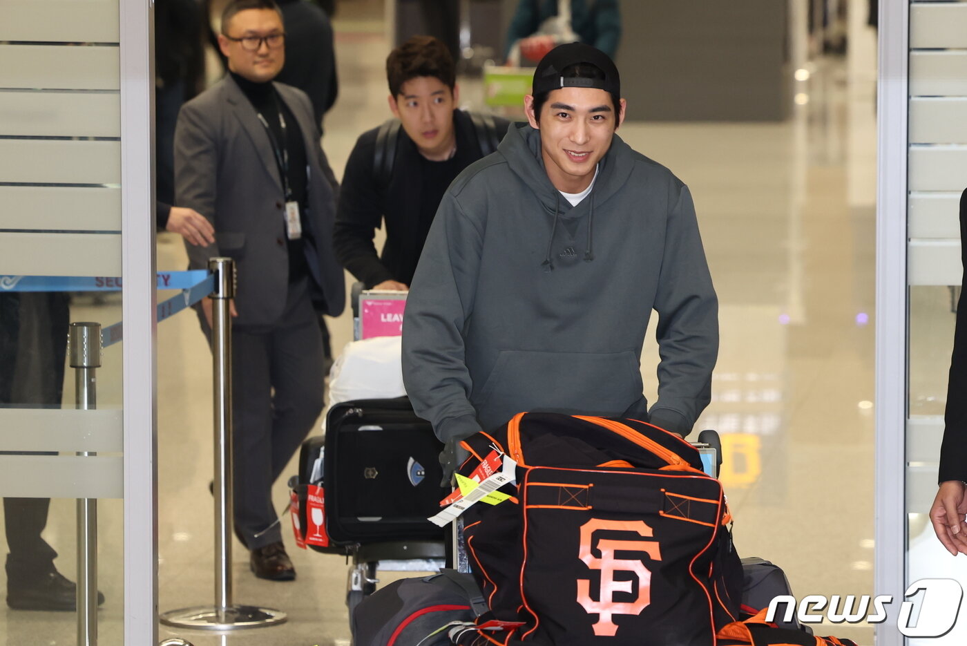 본문 이미지 - 샌프란시스코 자이언츠와 6년 1억1300만달러(약 1468억원) 계약을 맺으며 메이저리그(MLB) 진출의 꿈을 이룬 이정후가 19일 오후 인천국제공항 제2여객 터미널을 통해 귀국하고 있다. 2023.12.19/뉴스1 ⓒ News1 민경석 기자