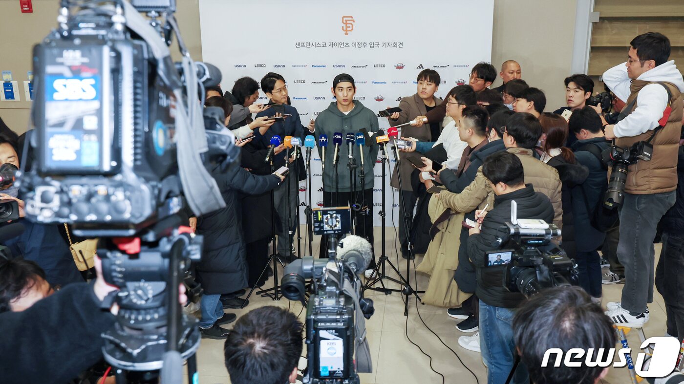 본문 이미지 - 샌프란시스코 자이언츠와 6년 1억1300만달러(약 1468억원) 계약을 맺으며 메이저리그(MLB) 진출의 꿈을 이룬 이정후가 19일 오후 인천국제공항 제2여객 터미널을 통해 귀국해 취재진에게 소감을 밝히고 있다. 2023.12.19/뉴스1 ⓒ News1 민경석 기자