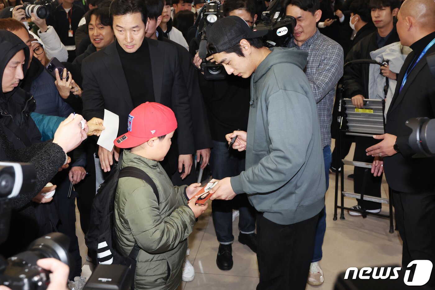 본문 이미지 - 샌프란시스코 자이언츠와 6년 1억1300만달러(약 1468억원) 계약을 맺으며 메이저리그(MLB) 진출의 꿈을 이룬 이정후가 19일 오후 인천국제공항 제2여객 터미널을 통해 귀국해 어린이 팬에게 사인을 해주고 있다. 2023.12.19/뉴스1 ⓒ News1 민경석 기자