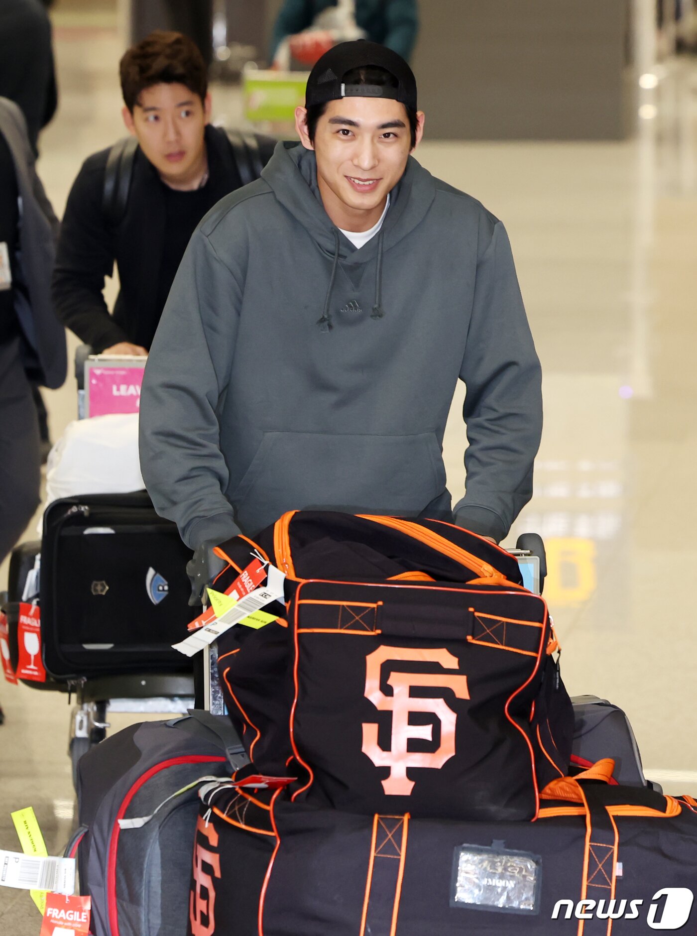 본문 이미지 - 샌프란시스코 자이언츠와 6년 1억1300만달러(약 1468억원) 계약을 맺으며 메이저리그(MLB) 진출의 꿈을 이룬 이정후가 19일 오후 인천국제공항 제2여객 터미널을 통해 귀국해 취재진에게 인사하고 있다. 2023.12.19/뉴스1 ⓒ News1 민경석 기자