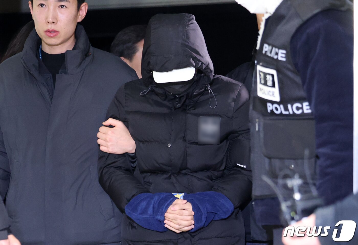 본문 이미지 - 경복궁 담장에 스프레이로 불법 영상 공유 사이트 이름 등을 낙서 후 도주한 혐의를 받는 피의자 10대 두 명이  2023년 12월 19일 서울 종로경찰서에 붙잡혀 들어오고 있다. 2023.12.19/뉴스1 ⓒ News1 김성진 기자