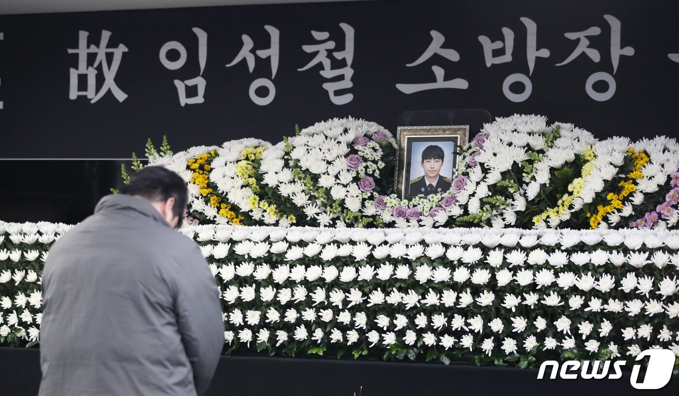 본문 이미지 - 2일 오전 제주시 제주소방안전본부에 마련된 고(故) 임성철 소방장의 시민분향소에서 시민이 임 소방장을 추모하고 있다. 2023.12.2/뉴스1 ⓒ News1 오현지 기자