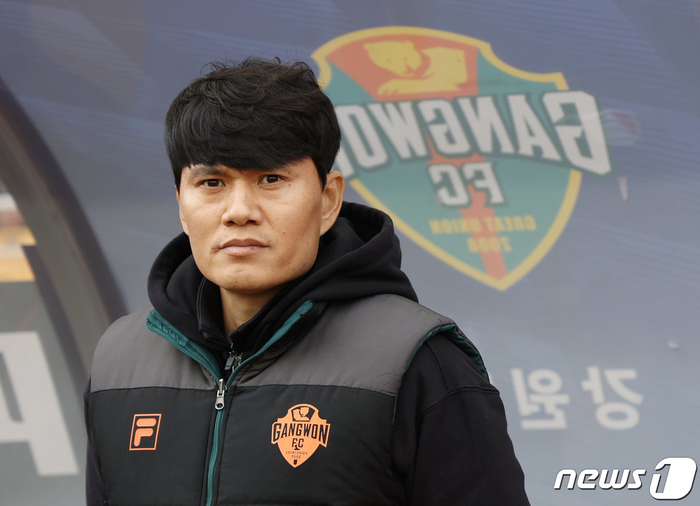 본문 이미지 - 경고 누적으로 최종전에 나서지 못한 윤정환 감독을 대신해 정경호 강원FC 수석코치가 2일 오후 경기도 수원시 팔달구 수원월드컵경기장에서 열린 2023 하나원큐 K리그1 38라운드 수원삼성과 강원FC의 경기에서 그라운드를 바라보고 있다. . 2023.12.2/뉴스1 ⓒ News1 박정호 기자