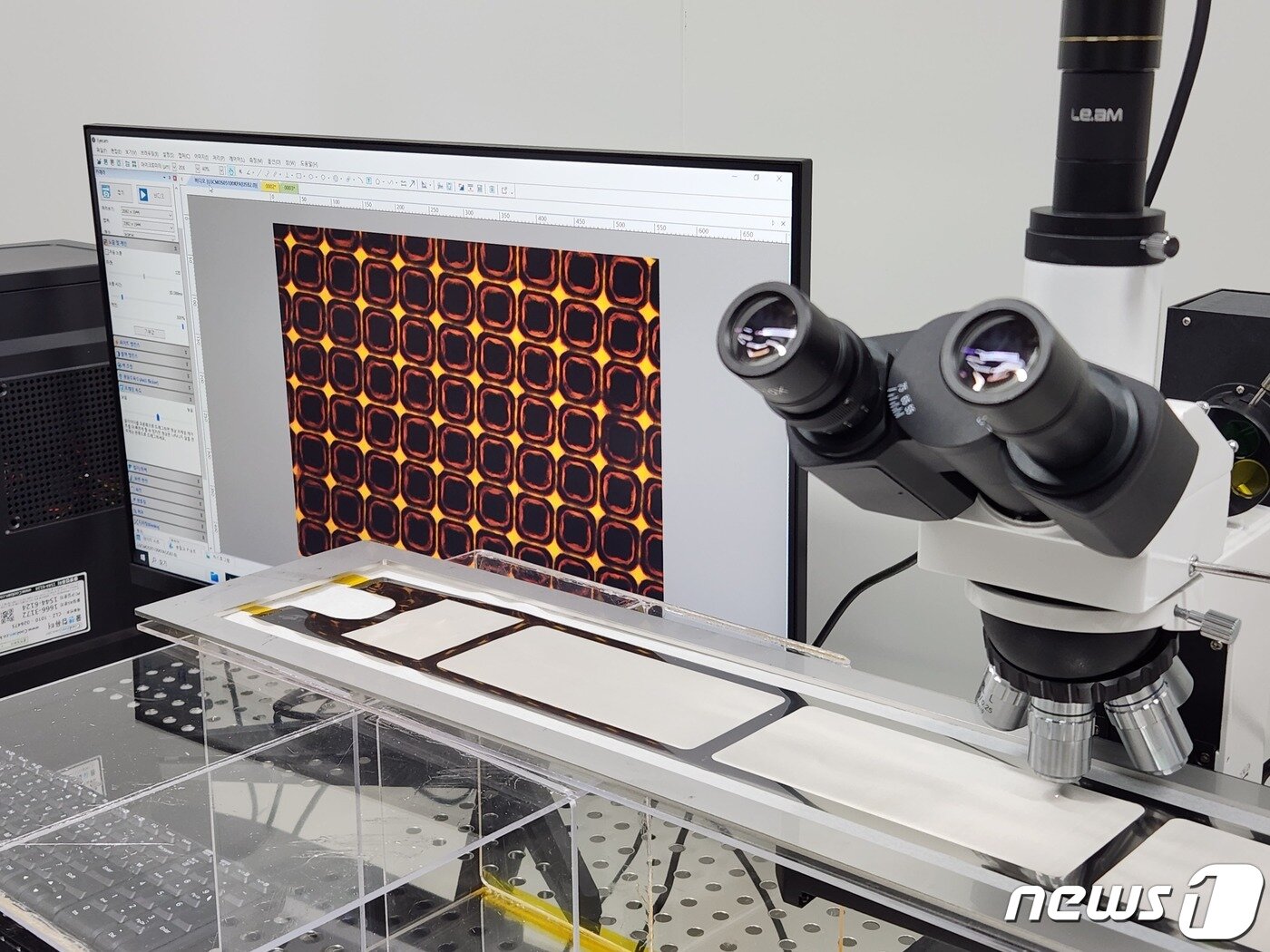 본문 이미지 - 현미경으로 살펴본 볼트크리에이션의 파인메탈마스크, 미세한 구멍의 지름은 20마이크로미터 수준이다. 2023.11.30/뉴스1 ⓒ News1 이정후 기자
