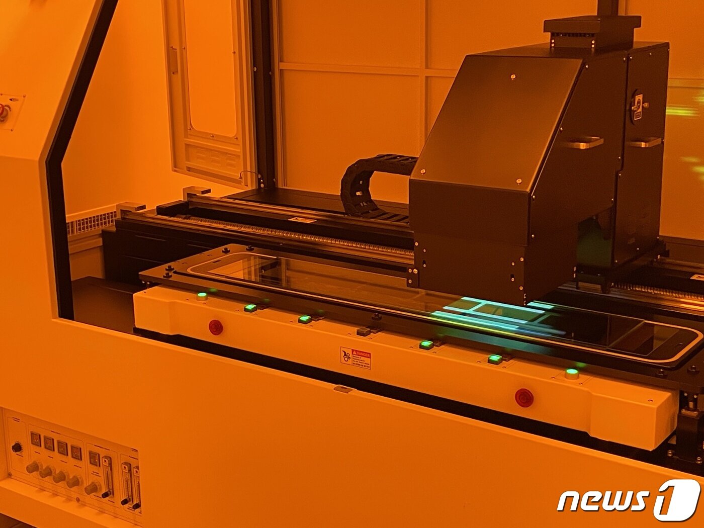 본문 이미지 - 노광 장비를 통해 공정 중인 파인메탈마스크(벤처기업협회 제공)