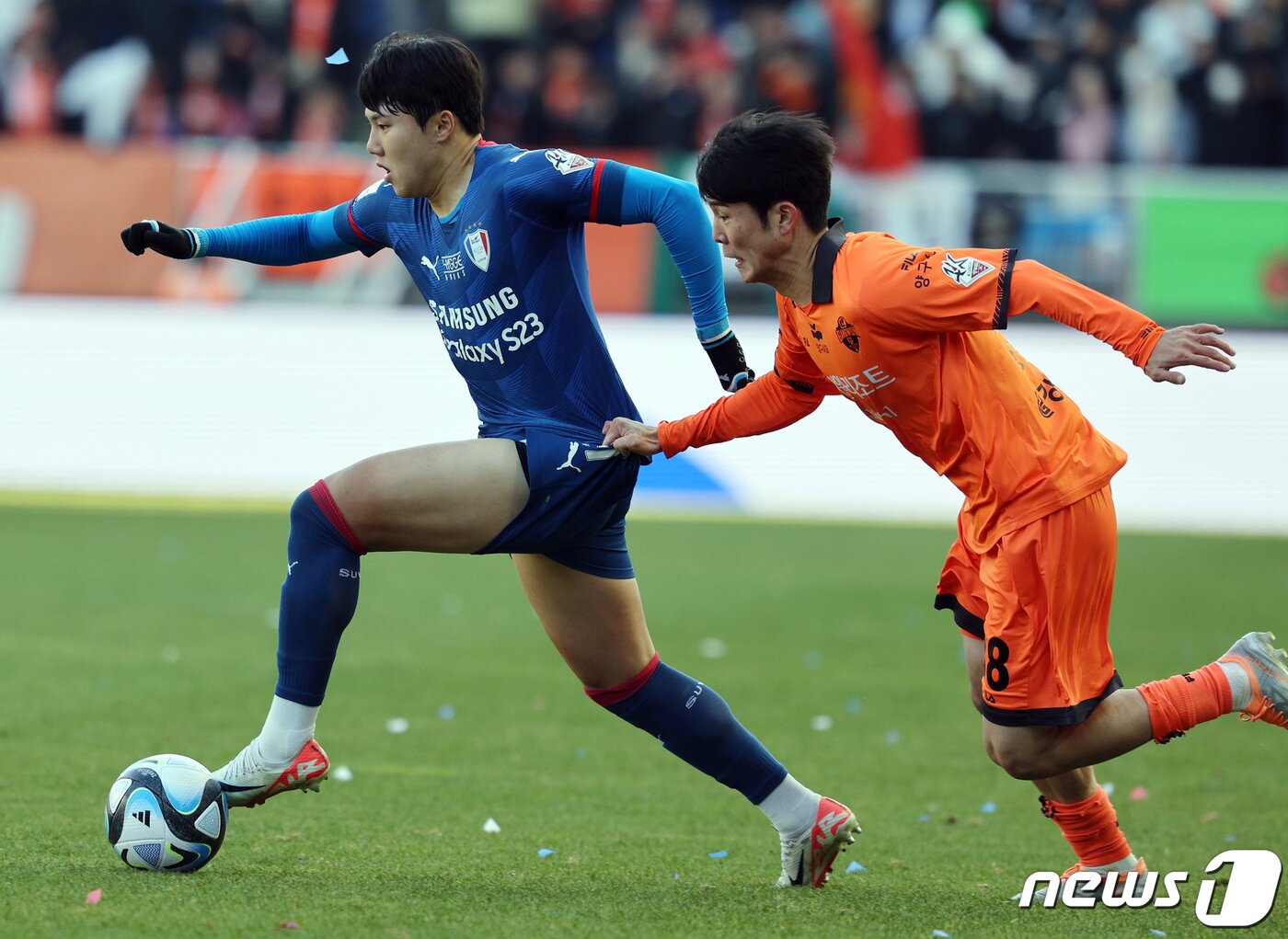 본문 이미지 - 2일 오후 경기도 수원시 팔달구 수원월드컵경기장에서 열린 2023 하나원큐 K리그1 38라운드 수원삼성과 강원FC의 경기에서 교체 투입된 수원 김주찬이 강원 황문기를 뚫고 돌파를 하고 있다. 2023.12.2/뉴스1 ⓒ News1 박정호 기자