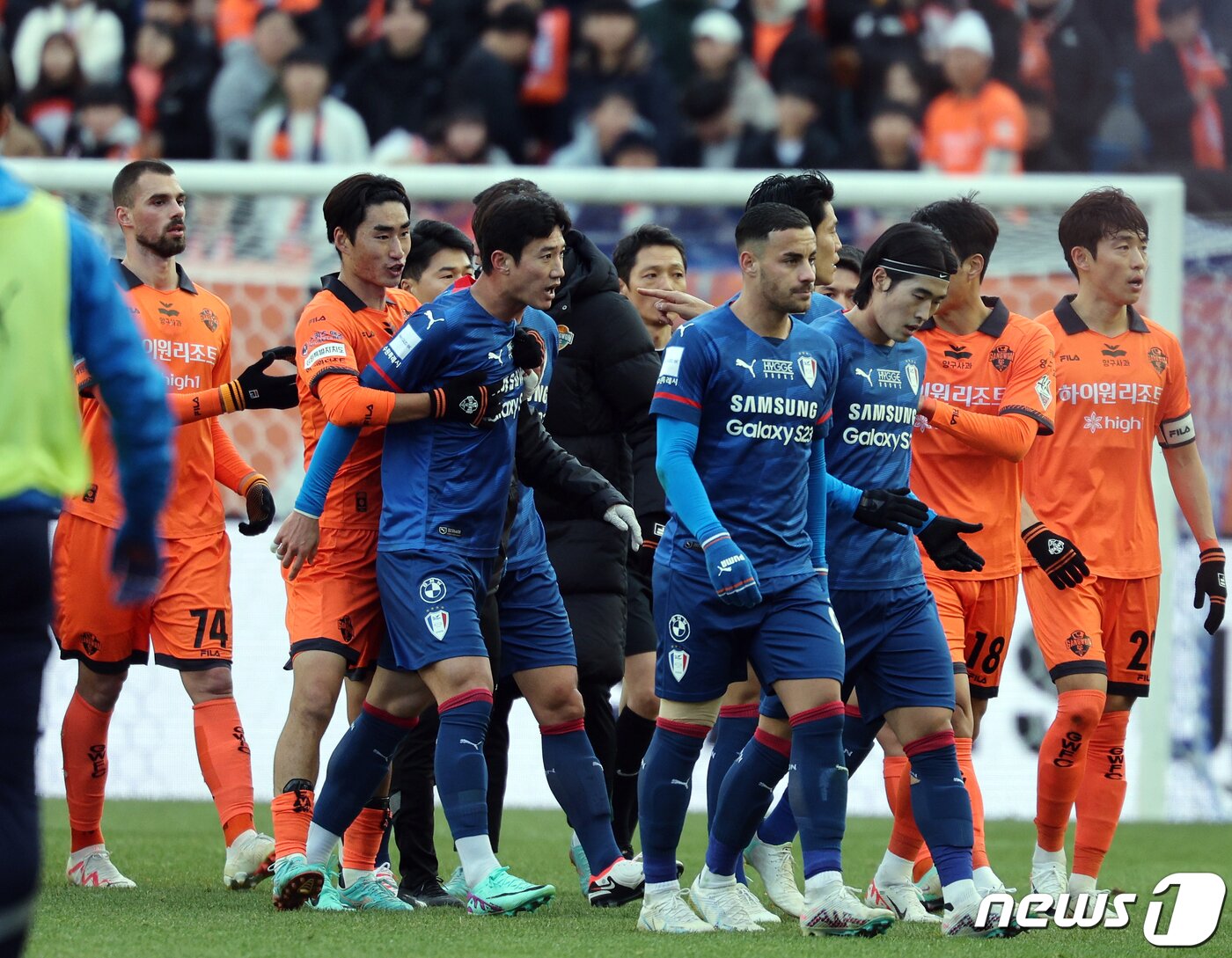본문 이미지 - 2일 오후 경기도 수원시 팔달구 수원월드컵경기장에서 열린 2023 하나원큐 K리그1 38라운드 수원삼성과 강원FC의 경기에서 전반 종료 후 그라운드를 빠져나가는 양팀 선수들이 치열한 신경전을 벌이고 있다. 2023.12.2/뉴스1 ⓒ News1 박정호 기자