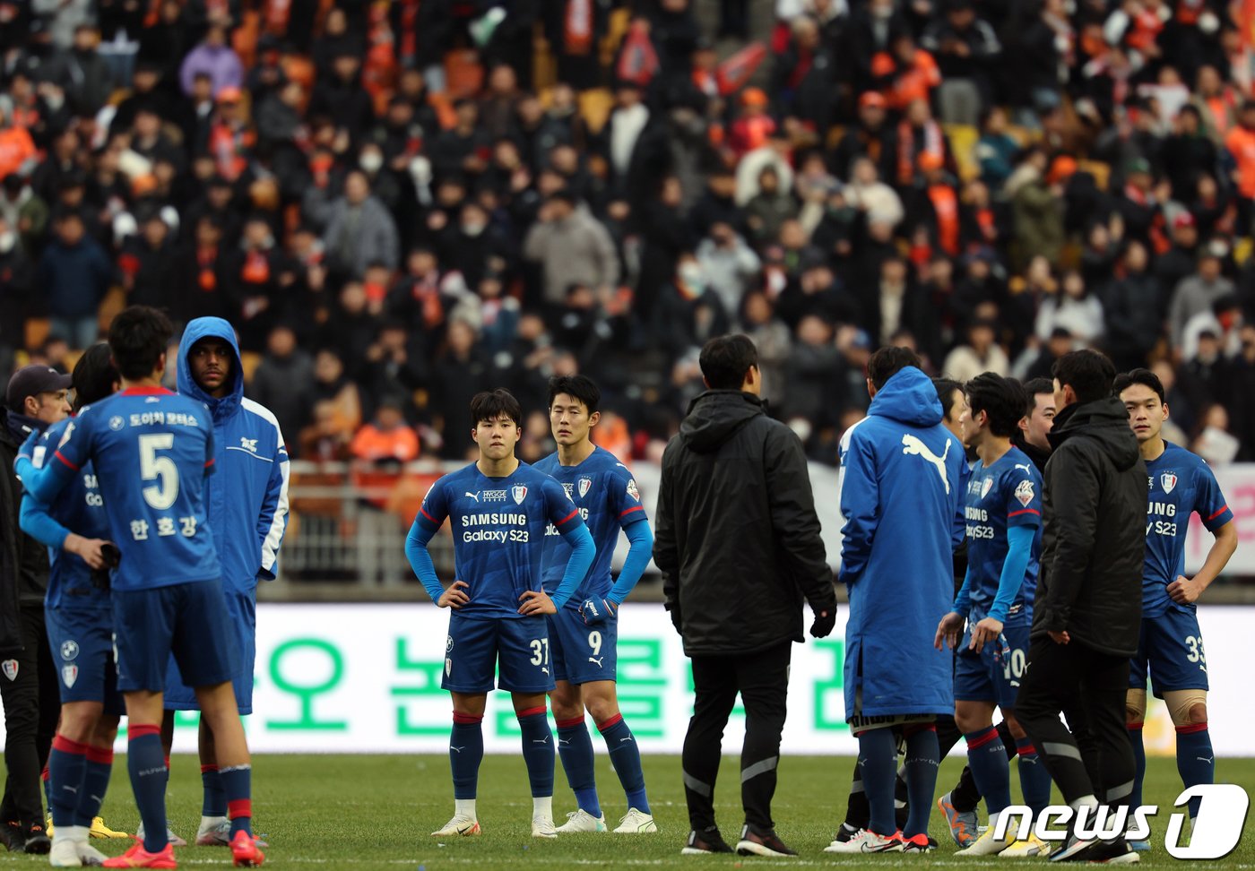 본문 이미지 - 2일 오후 경기도 수원시 팔달구 수원월드컵경기장에서 열린 2023 하나원큐 K리그1 38라운드 수원삼성과 강원FC의 경기에서 0대 0으로 비기며 창단 첫 2부리그 강등이 확정된 수원 선수들이 망연자실해 하고 있다.  2023.12.2/뉴스1 ⓒ News1 박정호 기자