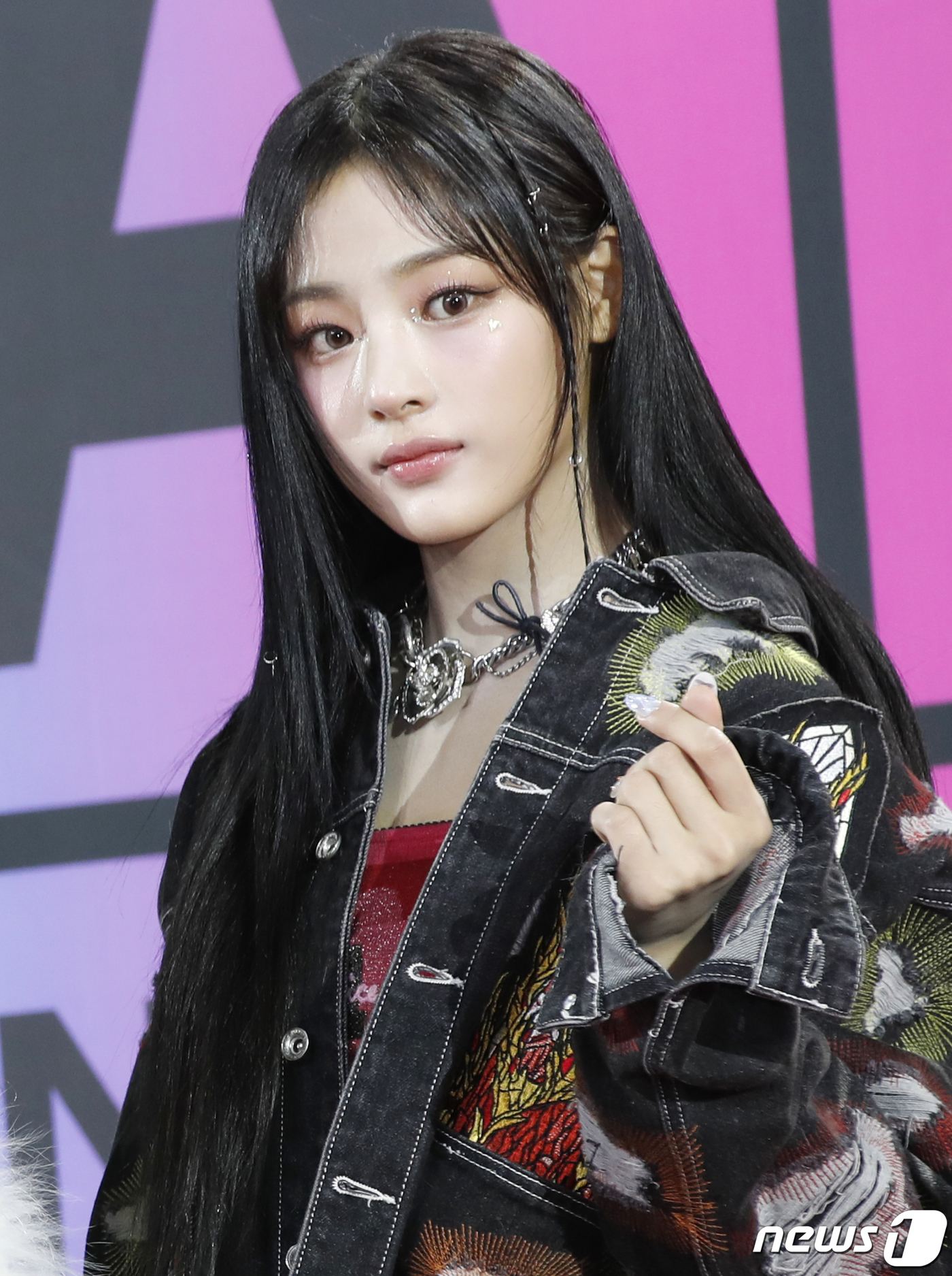 (인천=뉴스1) 권현진 기자 = 뉴진스 민지가 2일 인천 중구 인스파이어 아레나에서 열린 '멜론뮤직어워드(MMA2023(MELON MUSIC AWARDS)' 레드카펫 행사에서 포즈 …