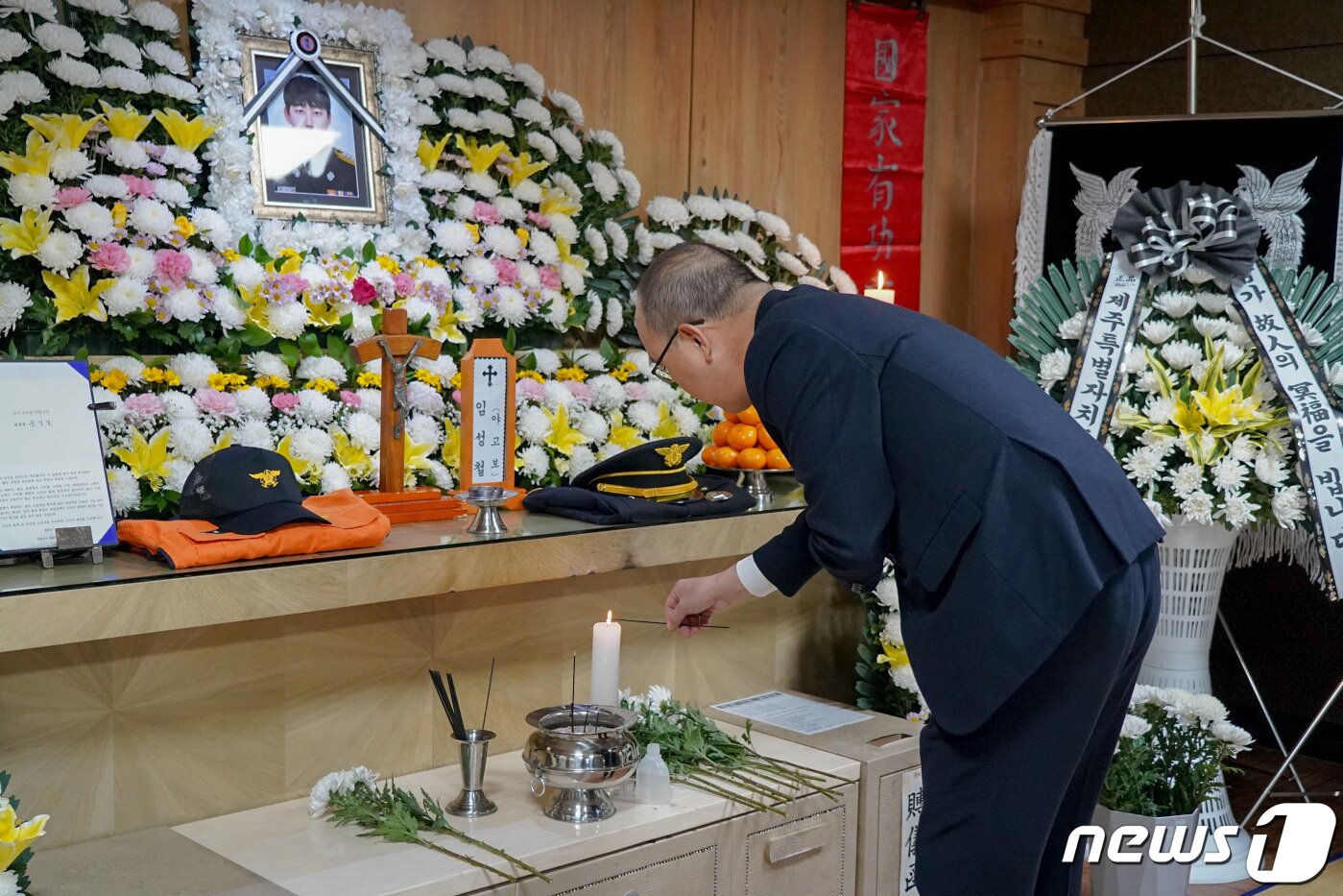 본문 이미지 - 윤종진 국가보훈부 차관이 2일 오후 제주시 부민장례식장에 마련된 고(故) 임성철 소방장 빈소를 찾아 조문하고 있다. (국가보훈부 제공) 2023.12.2/뉴스1 ⓒ News1 신웅수 기자