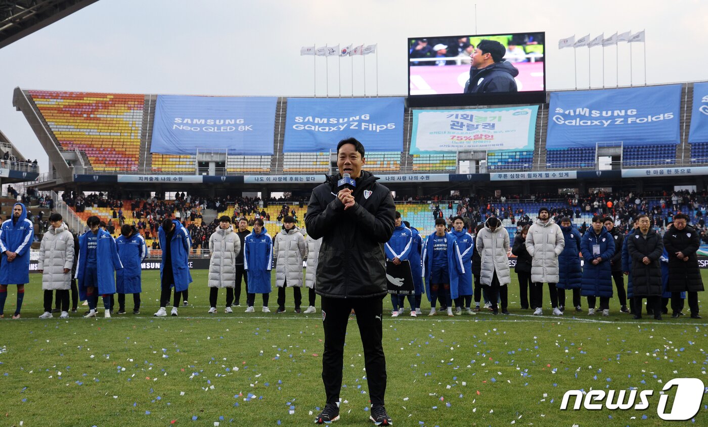 본문 이미지 - 염기훈 수원삼성 감독대행이 2일 오후 경기도 수원시 팔달구 수원월드컵경기장에서 열린 2023 하나원큐 K리그1 38라운드 수원삼성과 강원FC의 경기에서 0대0으로 비기며 2부리그 강등이 확정된 뒤 서포터즈 앞에서 눈물의 사과를 하고 있다. K리그1 최하위인 12위는 자동 강등으로 수원 삼성과 마지막까지 강등 경쟁을 펼친 강원FC와 수원FC는 각각 10위, 11위를 마크하면서 승강 플레이오프(PO)로 향했다. 한편 최종 11위는 K리그2 2위인 부산 아이파크와, 10위는 경남FC-김포FC 승자와 홈 앤드 어웨이로 진행되는 승강 플레이오프(PO)를 치른다. 2023.12.2/뉴스1 ⓒ News1 박정호 기자