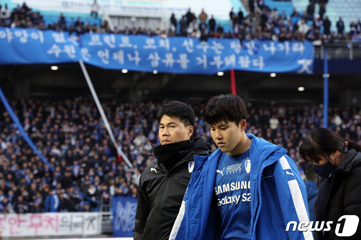 본문 이미지 - 수원삼성 김주찬이 2일 오후 경기도 수원시 팔달구 수원월드컵경기장에서 열린 2023 하나원큐 K리그1 38라운드 수원삼성과 강원FC의 경기에서 0대0으로 비기며 2부리그 강등이 확정된 뒤 망연자실한 표정을 보이며 그라운드를 나서고 있다. K리그1 최하위인 12위는 자동 강등으로 수원 삼성과 마지막까지 강등 경쟁을 펼친 강원FC와 수원FC는 각각 10위, 11위를 마크하면서 승강 플레이오프(PO)로 향했다. 한편 최종 11위는 K리그2 2위인 부산 아이파크와, 10위는 경남FC-김포FC 승자와 홈 앤드 어웨이로 진행되는 승강 플레이오프(PO)를 치른다. 2023.12.2/뉴스1 ⓒ News1 박정호 기자