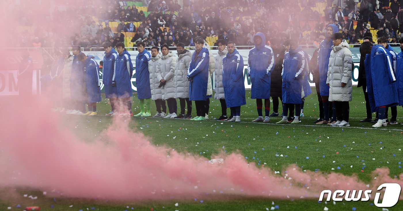 본문 이미지 - 2일 오후 경기도 수원시 팔달구 수원월드컵경기장에서 열린 2023 하나원큐 K리그1 38라운드 수원삼성과 강원FC의 경기에서 0대0으로 비기며 2부리그 강등이 확정된 수원삼성 선수들이 서포터즈석 앞에서 그라운드로 날아온 연막탄을 바라보고 있다. 2023.12.2/뉴스1 ⓒ News1 박정호 기자