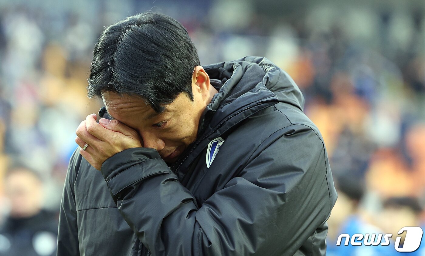 본문 이미지 - 염기훈 수원삼성 감독대행이 2일 오후 경기도 수원시 팔달구 수원월드컵경기장에서 열린 2023 하나원큐 K리그1 38라운드 수원삼성과 강원FC의 경기에서 0대0으로 비기며 2부리그 강등이 확정된 뒤 서포터즈 앞에서 눈물을 훔치고 있다. K리그1 최하위인 12위는 자동 강등으로 수원 삼성과 마지막까지 강등 경쟁을 펼친 강원FC와 수원FC는 각각 10위, 11위를 마크하면서 승강 플레이오프(PO)로 향했다. 한편 최종 11위는 K리그2 2위인 부산 아이파크와, 10위는 경남FC-김포FC 승자와 홈 앤드 어웨이로 진행되는 승강 플레이오프(PO)를 치른다. 2023.12.2/뉴스1 ⓒ News1 박정호 기자