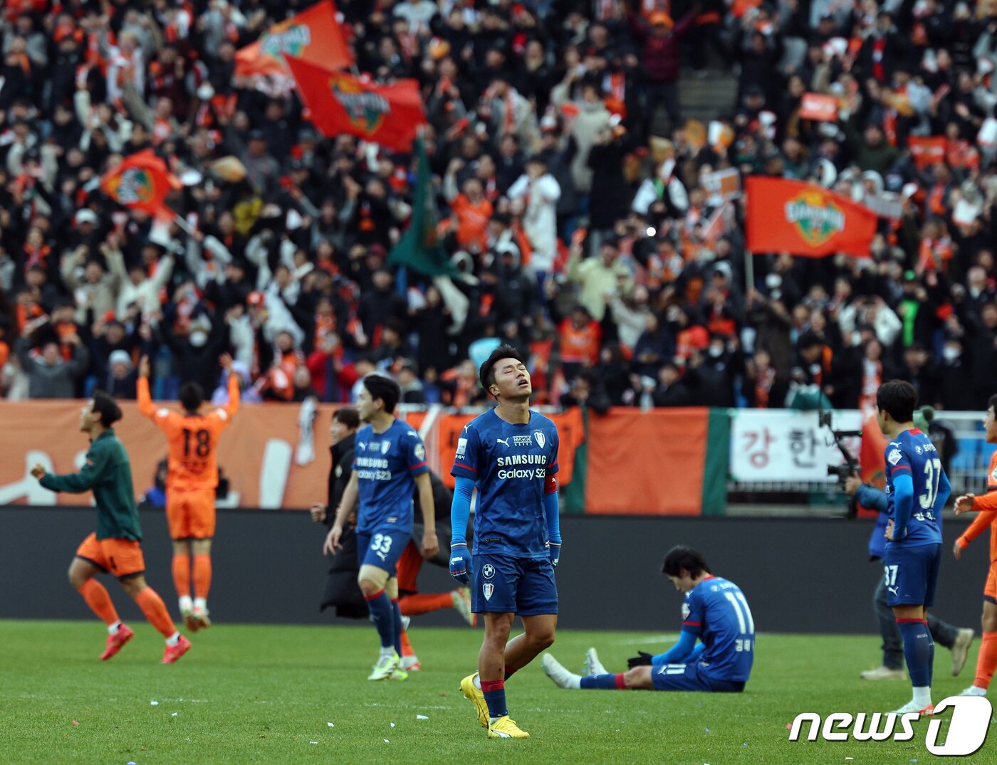 본문 이미지 - 2일 오후 경기도 수원시 팔달구 수원월드컵경기장에서 열린 2023 하나원큐 K리그1 38라운드 수원삼성과 강원FC의 경기에서 0대0으로 비기며 2부리그 강등이 확정된 수원삼성 고승범 등 선수들이 망연자실해 하고 있다. K리그1 최하위인 12위는 자동 강등으로 수원 삼성과 마지막까지 강등 경쟁을 펼친 강원FC와 수원FC는 각각 10위, 11위를 마크하면서 승강 플레이오프(PO)로 향했다. 한편 최종 11위는 K리그2 2위인 부산 아이파크와, 10위는 경남FC-김포FC 승자와 홈 앤드 어웨이로 진행되는 승강 플레이오프(PO)를 치른다. 2023.12.2/뉴스1 ⓒ News1 박정호 기자
