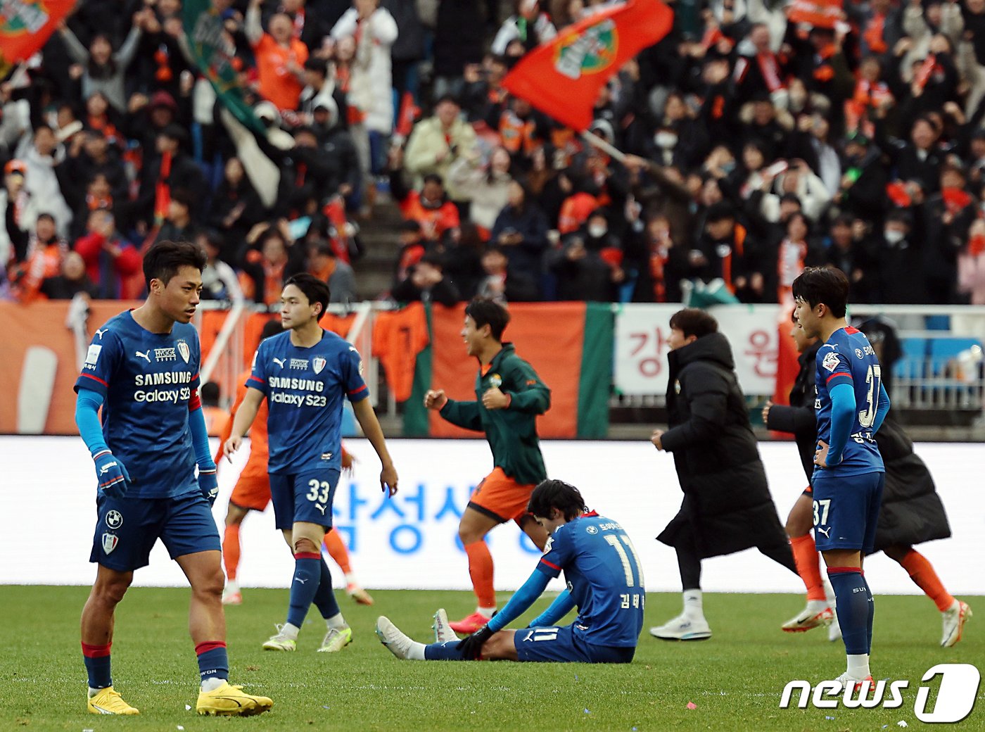본문 이미지 - 2일 오후 경기도 수원시 팔달구 수원월드컵경기장에서 열린 2023 하나원큐 K리그1 38라운드 수원삼성과 강원FC의 경기에서 0대0으로 비기며 2부리그 강등이 확정된 수원삼성 고승범과 김주찬 등 선수들이 망연자실해 하고 있다. . 2023.12.2/뉴스1 ⓒ News1 박정호 기자
