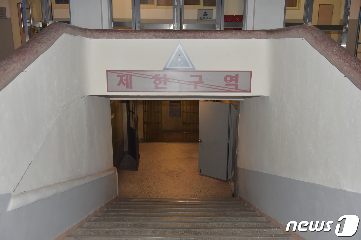 (광주=뉴스1) = 영화 '서울의 봄' 촬영 장소였던 조선대학교 지하대피소. 과거 식당이나 창고로 쓰였다가 영화 촬영을 위해 육군본부 B2벙커로 연출됐다.지난달 22일 개봉한 영화 …