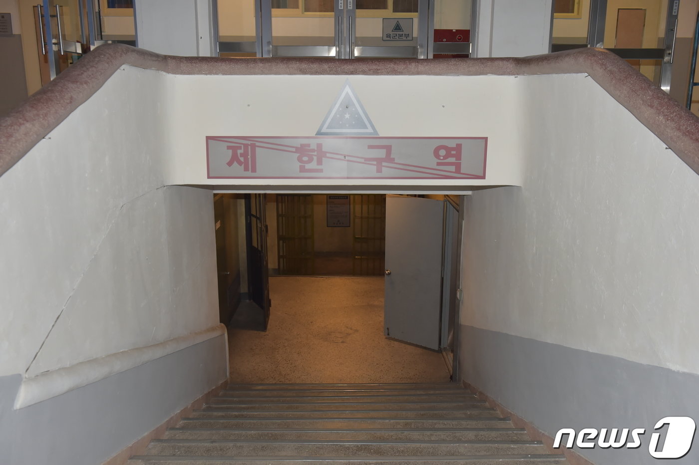 본문 이미지 - 영화 '서울의 봄' 촬영 장소였던 조선대학교 지하대피소. 과거 식당이나 창고로 쓰였다가 영화 촬영을 위해 육군본부 B2벙커로 연출됐다. 지난달 22일 개봉한 영화 ‘서울의 봄’은 1979년 12.12군사반란을 배경으로 한 영화로 누적 관객수 300만을 돌파하며 화제가 되고 있다. (조선대학교 제공)2023.12.2/뉴스1