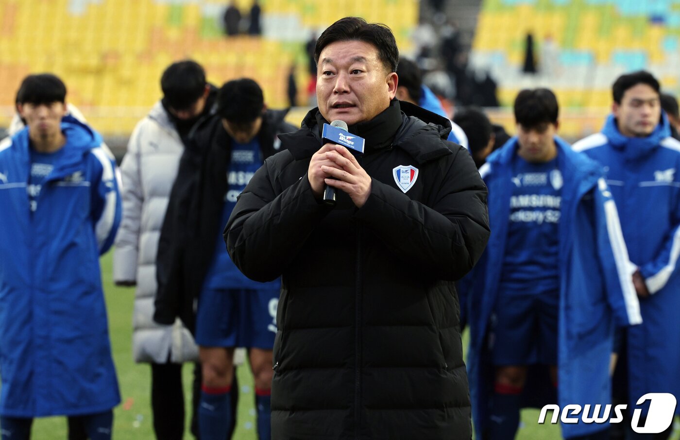 본문 이미지 - 오동석 수원삼성 단장이 2일 오후 경기도 수원시 팔달구 수원월드컵경기장에서 열린 2023 하나원큐 K리그1 38라운드 수원삼성과 강원FC의 경기에서 0대0으로 비기며 2부리그 강등이 확정된 뒤 서포터즈들에게 사과하고 있다. 2023.12.2/뉴스1 ⓒ News1 박정호 기자