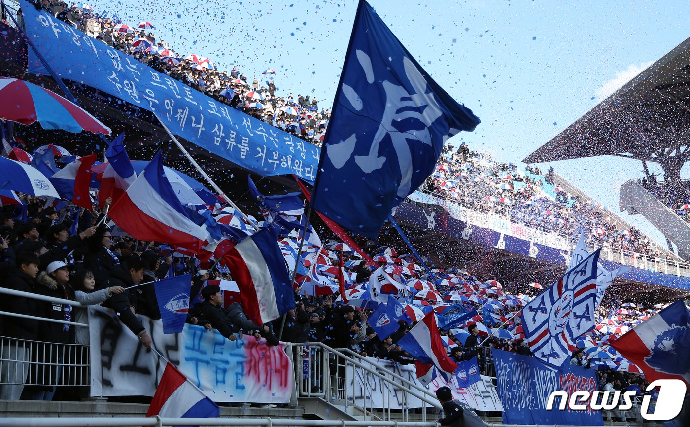 본문 이미지 - 2일 오후 경기도 수원시 팔달구 수원월드컵경기장에서 열린 2023 하나원큐 K리그1 38라운드 수원삼성과 강원FC의 경기에서 수원 서포터즈들이 열정적인 응원을 펼치고 있다. 2023.12.2/뉴스1 ⓒ News1 박정호 기자