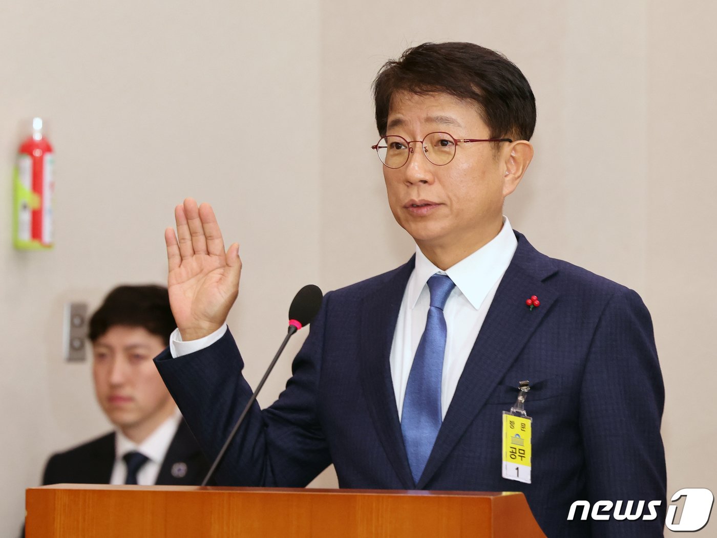 본문 이미지 - 박상우 국토교통부 장관 후보자가 12월20일 오전 서울 여의도 국회 국토교통위원회에서 열린 인사청문회에서 선서를 하고 있다. 2023.12.20/뉴스1 ⓒ News1 황기선 기자