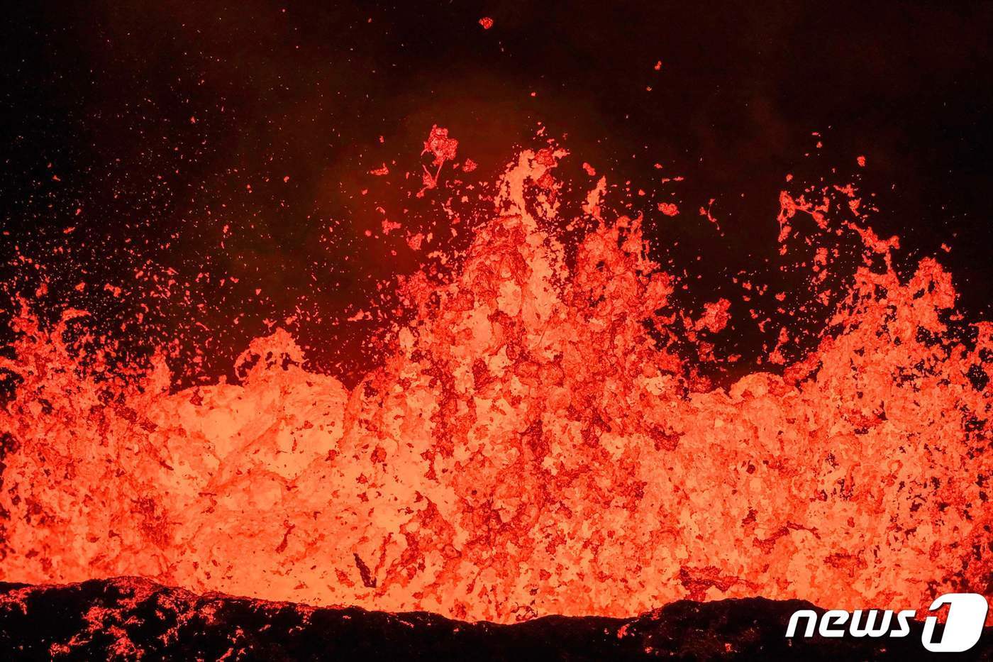 지난해 12월 19일 하가펠 화산이 분화해 용암이 튀어 오르고 있는 모습. ⓒ AFP=뉴스1 ⓒ News1 우동명 기자