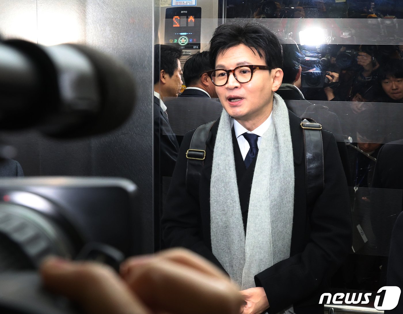 본문 이미지 - 한동훈 법무부 장관이 20일 서울 여의도 국회에서 예산결산특별위원회 전체회의에 참석하기에 앞서 취재진의 질문을 받고 있다. 2023.12.20/뉴스1 ⓒ News1 송원영 기자