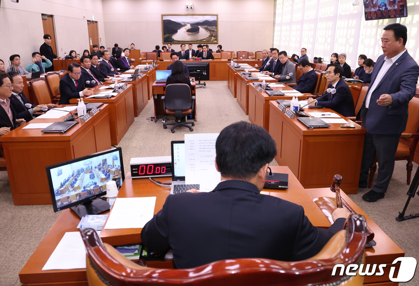 (서울=뉴스1) 송원영 기자 = 소병훈 국회 농해수위 위원장이 20일 서울 여의도 국회에서 열린 농림축산식품해양수산위원회 전체회의에서 의사봉을 두드리고 있다. 2023.12.20/ …