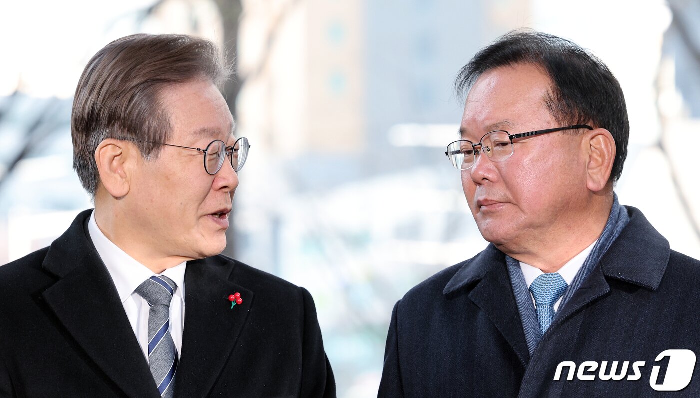 본문 이미지 - 이재명 더불어민주당 대표와 김부겸 전 국무총리가 20일 오전 서울 중구의 식당으로 비공개 회동을 위해 도착해 취재진 앞에서 인터뷰를 하고 있다. 2023.12.20/뉴스1 ⓒ News1 박정호 기자