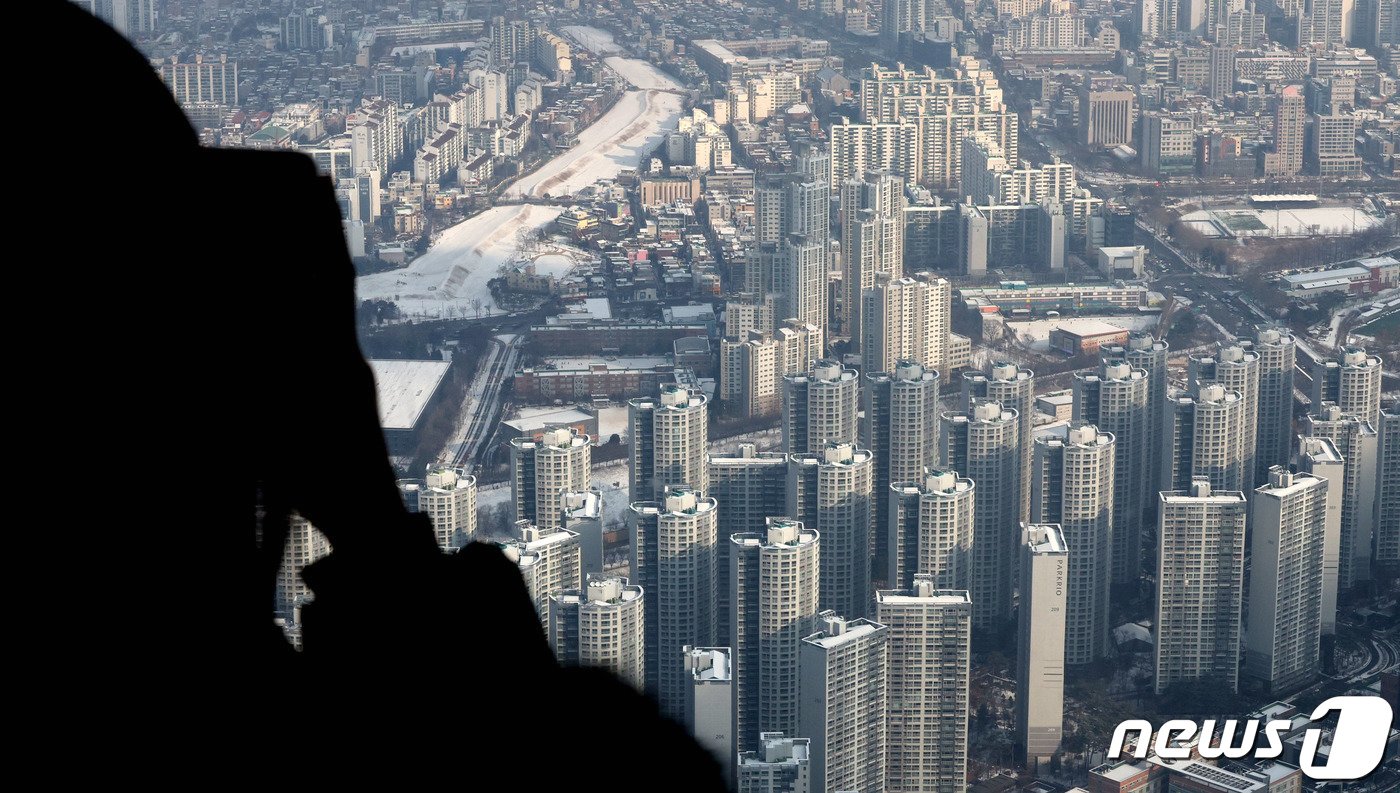 본문 이미지 - 20일 오전 서울 송파구 롯데월드타워 전망대에서 아파트 단지가 보이고 있다. 2023.12.20/뉴스1 ⓒ News1 장수영 기자