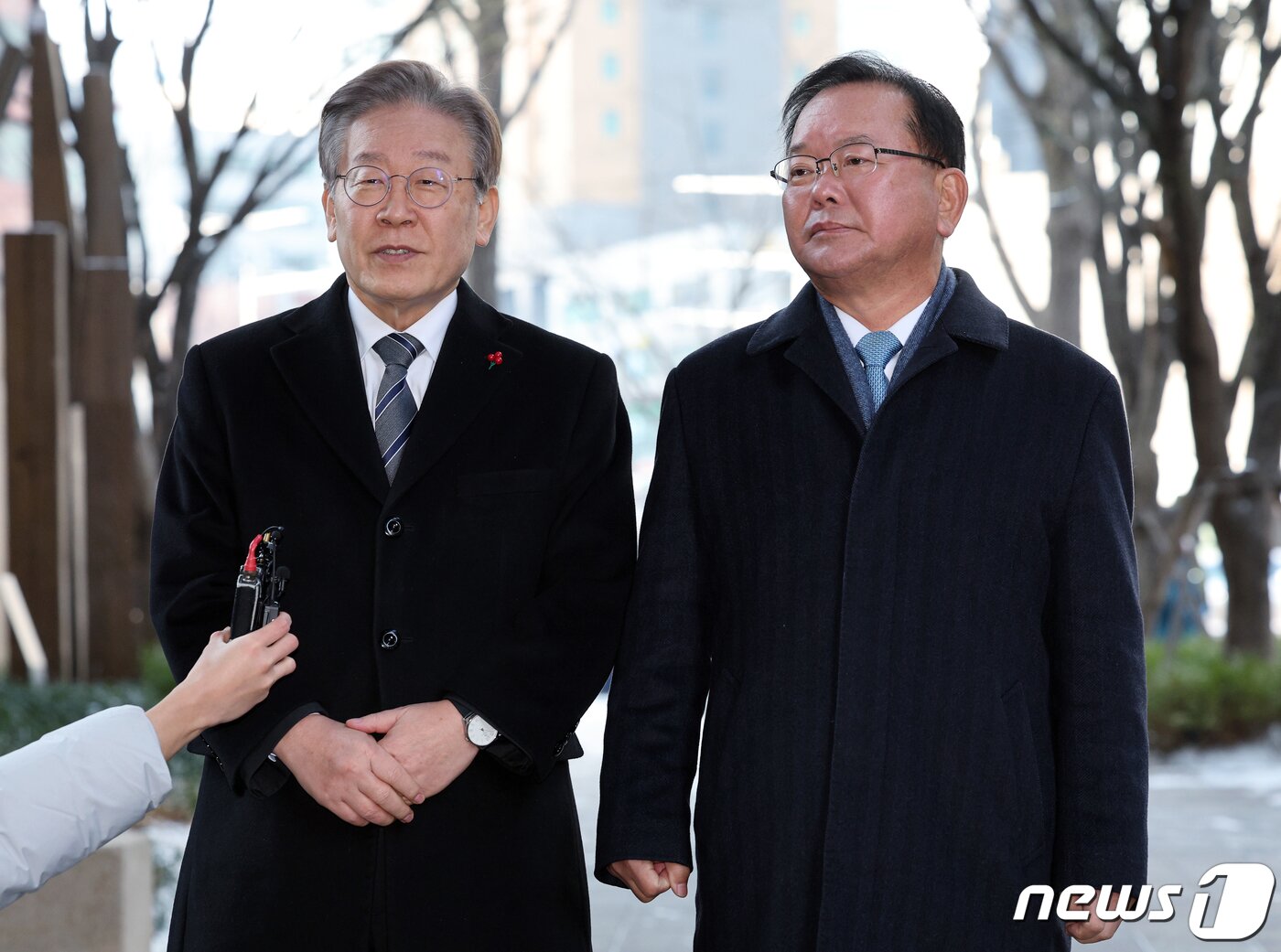 본문 이미지 - 이재명 더불어민주당 대표와 김부겸 전 국무총리가 20일 오전 서울 중구의 식당으로 비공개 회동을 위해 도착해 취재진과 인터뷰를 하고 있다. 2023.12.20/뉴스1 ⓒ News1 박정호 기자