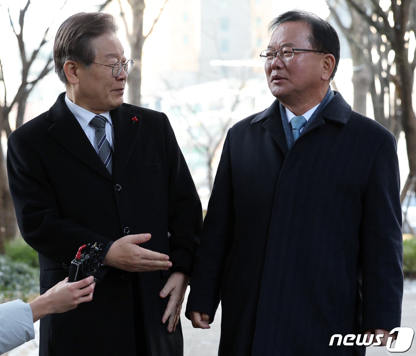 본문 이미지 - 이재명 더불어민주당 대표와 김부겸 전 국무총리가 20일 오전 서울 중구의 식당으로 비공개 회동을 위해 도착해 취재진 앞에서 발언 순서를 서로 양보하고 있다. 2023.12.20/뉴스1 ⓒ News1 박정호 기자